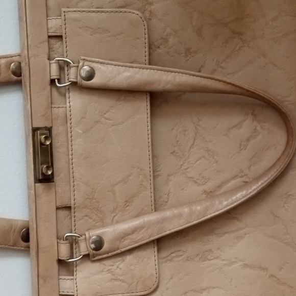 ๐๐ค Tan Handbag | Metallic Closure - Picture 3 of 7